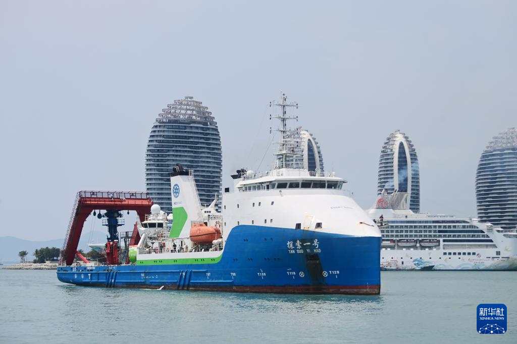 Foto yang diambil pada 28 Mac 2024 ini memperlihatkan sebuah kapal penyelidikan saintifik yang membawa kapal selam Fendouzhe berawak China belayar ke Pelabuhan Sanya, Hainan. (Xinhua)