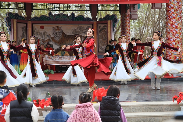 Persembahan Budaya Tradisional Etnik Uygur di Hami