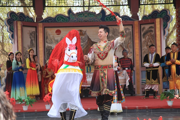 Persembahan Budaya Tradisional Etnik Uygur di Hami