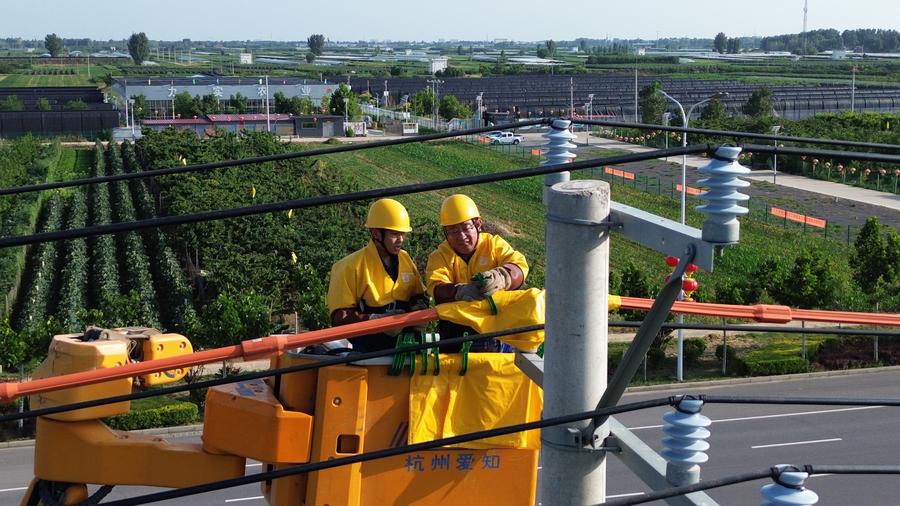 Anggota kakitangan Syarikat Bekalan Kuasa Elektrik Grid Baoding Negeri memeriksa peralatan di Baoding, Wilayah Hebei, utara China, 6 Julai 2023. (Foto/Xinhua)