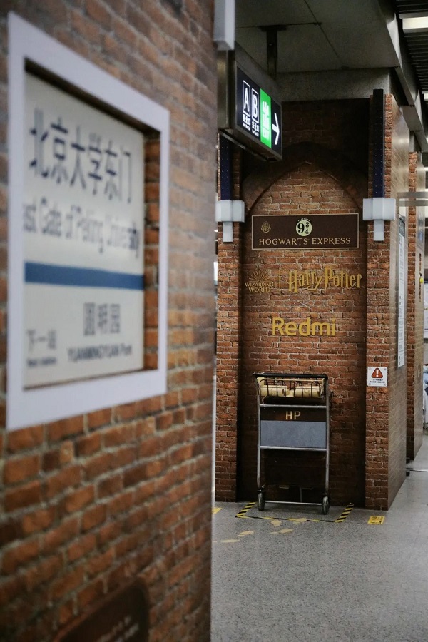 Peminat Harry Potter Teruja Naiki Platform 9? di Beijing