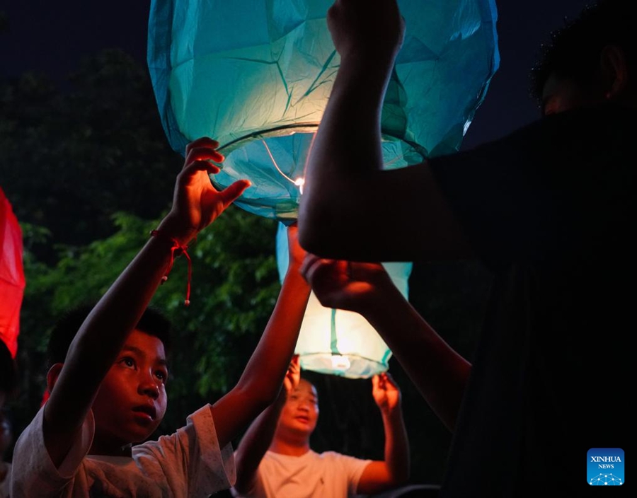 Etnik Dai Lepaskan Lantera Kongming ke Udara Bagi Perayaan Tahun Baru