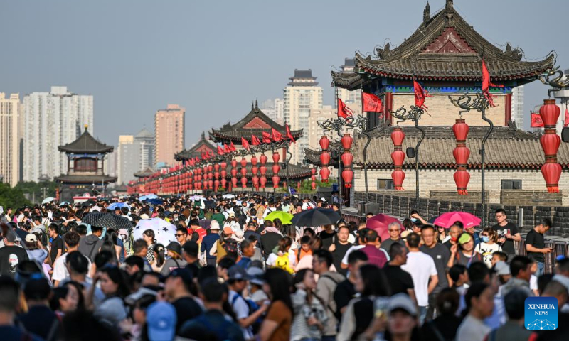 Orang ramai mengunjungi tempat pemandangan tembok kota purba di Xi’an, provinsi Shaanxi, barat laut China, pada 30 April 2023. Tahun ini, China menyaksikan ledakan pelancongan sepanjang cuti Hari Pekerja selama lima hari. (Xinhua/Zou Jingyi)