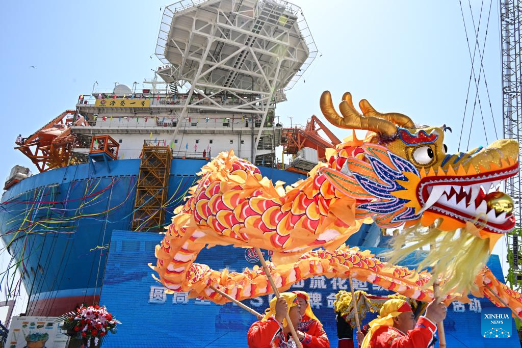 Persembahan tarian naga pada majlis penyampaian Haikui No. 1 di Qingdao, provinsi Shandong, timur China, 26 April 2024. (Foto/Xinhua)