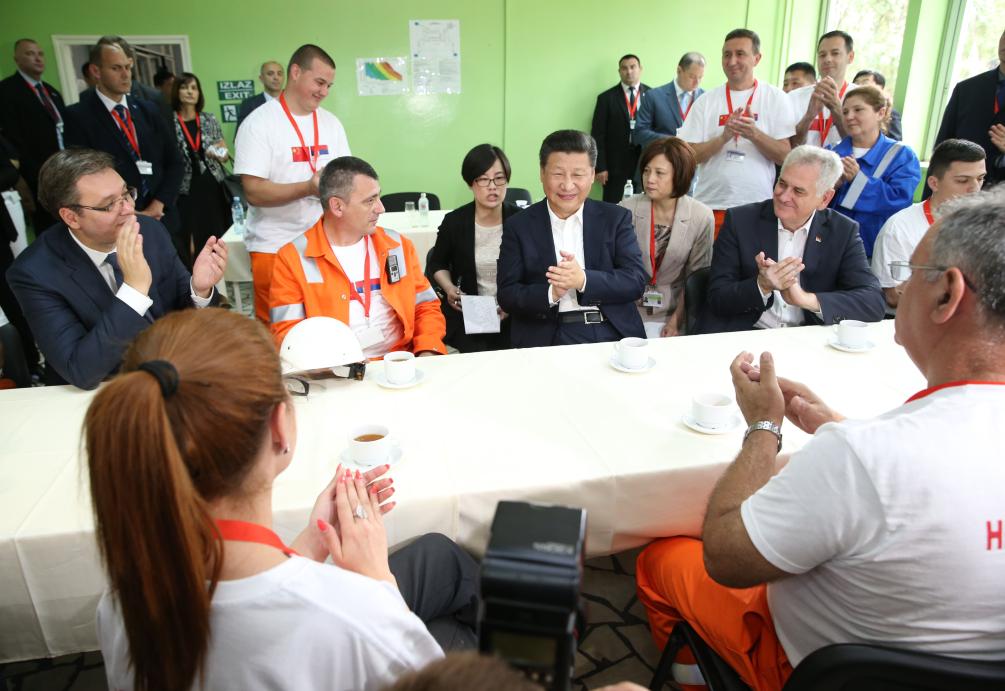 Presiden Xi Jinping berbual-bual dengan pekerja Kilang Keluli Smederevo pada 19 Jun 2016. (Xinhua/Ma Zhancheng)