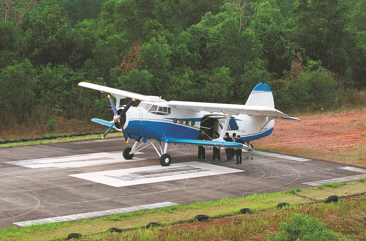 Dron kargo FP-98, dron sayap tetap berskala besar pertama China, bersedia untuk berlepas di Haikou, Provinsi Hainan, pada 24 April. (China Daily/ Yuan Chen)