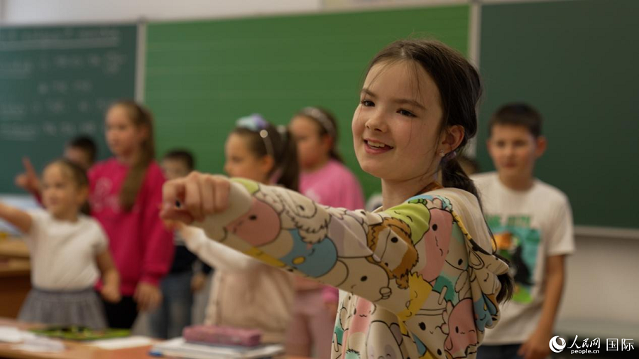 Murid-murid Sekolah Dwibahasa Hungary-Mandarin menari tarian China yang tular di media sosial pada 8 Mei. (People’s Daily Online/Su Yingxiang)