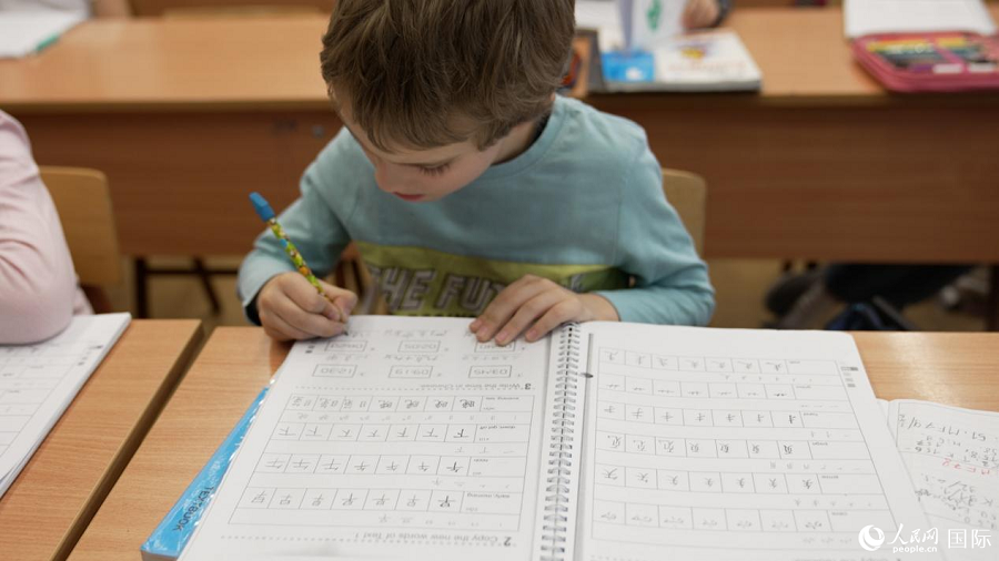 Terokai Sekolah Dwibahasa Hungary-Mandarin di Budapest