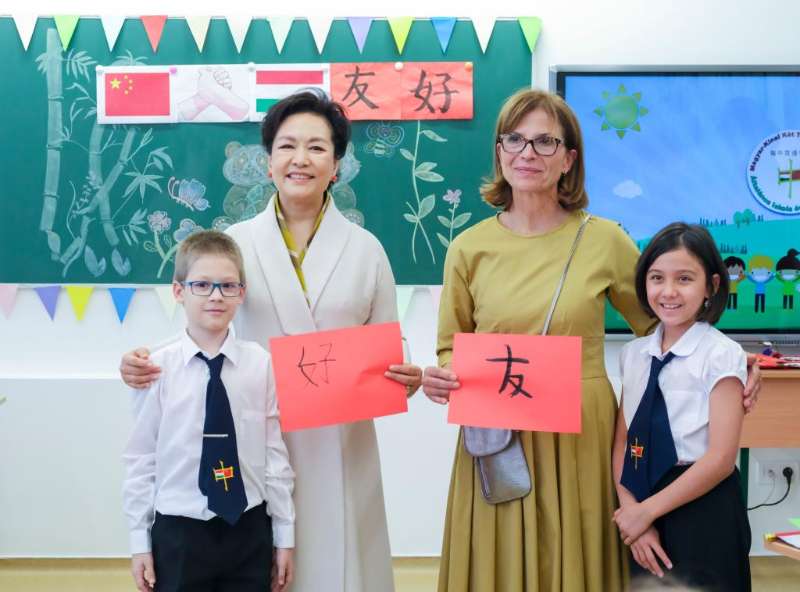 Peng Liyuan Melawat Sekolah Dwibahasa di Budapest