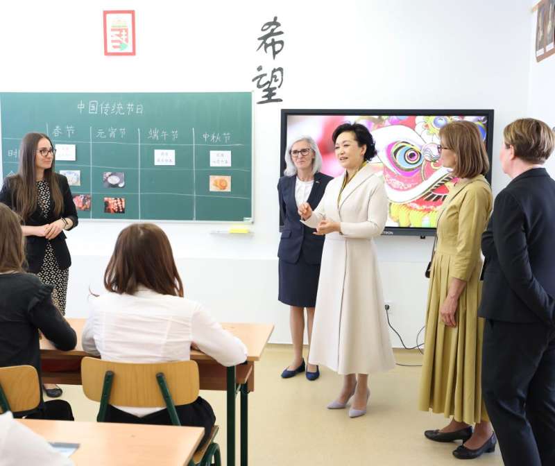 Peng Liyuan Melawat Sekolah Dwibahasa di Budapest