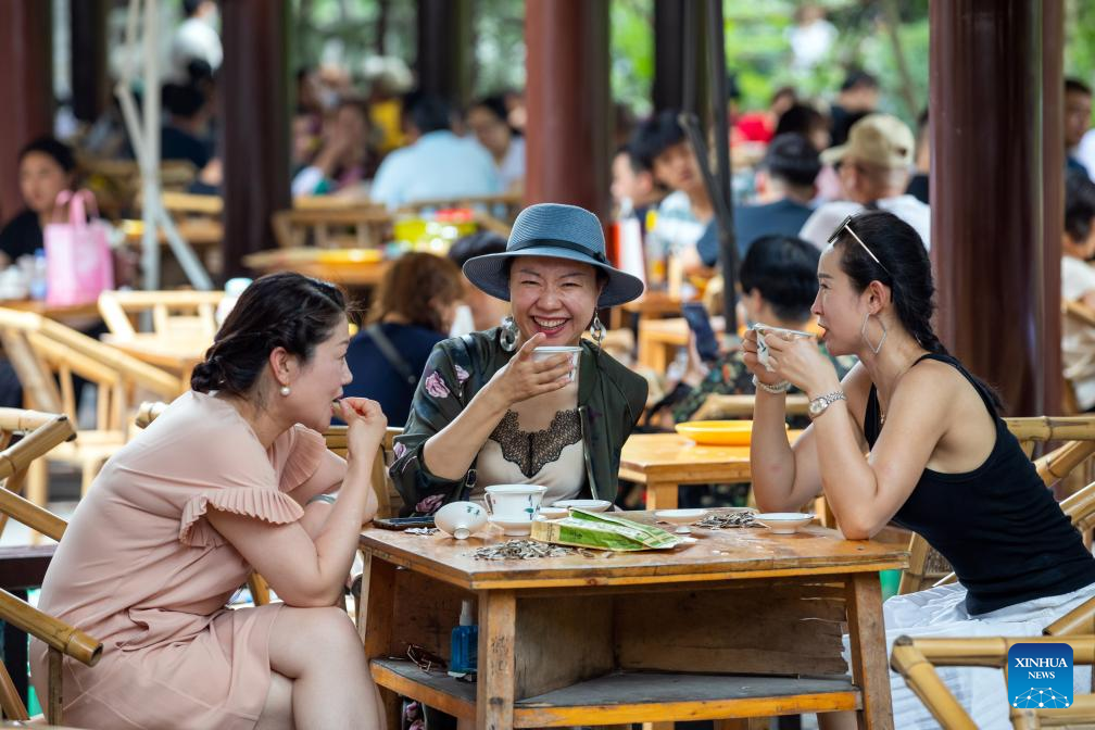 Foto bertarikh 30 Jun 2021 ini menunjukkan orang ramai sedang minum teh di kedai teh Heming di Chengdu, ibu kota Provinsi Sichuan, barat daya China. (Xinhua/Shen Bohan)