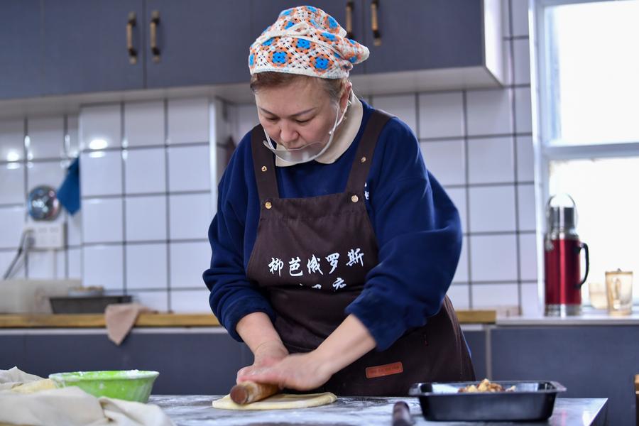 Yilnu Ishamudin memproses doh tepung di Kedai Roti Liuba di Yining, Wilayah Autonomi Uygur Xinjiang, barat laut China, 13 Januari 2024. (Xinhua/Zhao Ge)