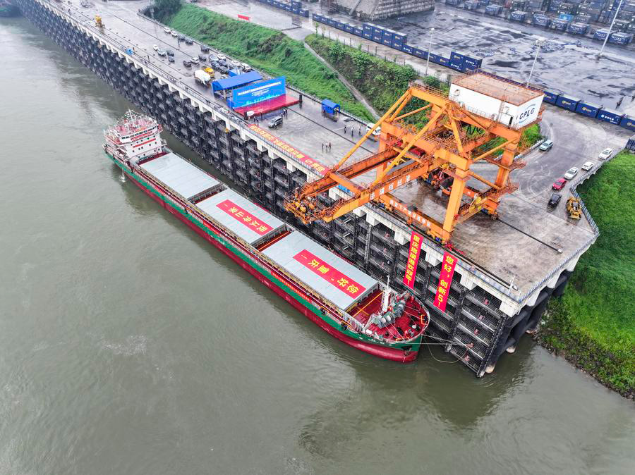 Kapal Berkelas 10,000 Tan Pertama yang Berlayar ke Hulu Sungai Yangtze, Tiba di Pelabuhan Jiangjin Luohuang