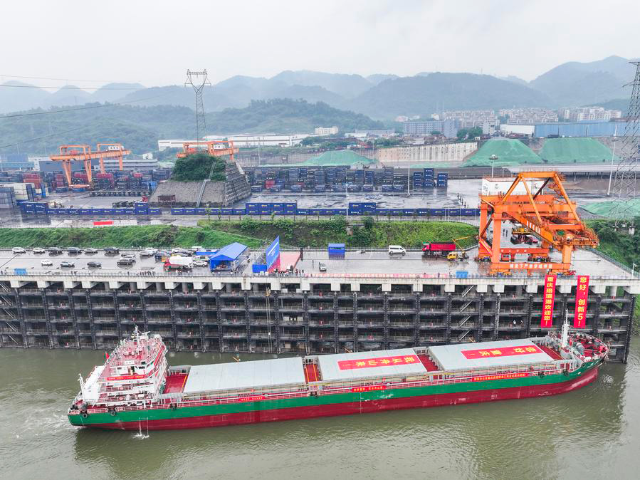 Kapal Berkelas 10,000 Tan Pertama yang Berlayar ke Hulu Sungai Yangtze, Tiba di Pelabuhan Jiangjin Luohuang