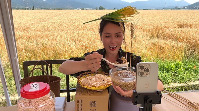 Ye Xiuluan melakukan penstriman langsung di ladang gandum di Mayu, bandar Rui'an, provinsi Zhejiang, timur China. (Foto/Lin Xiao)