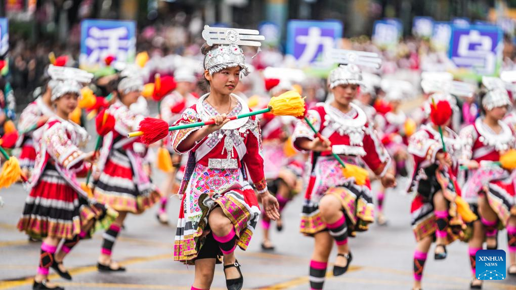 Perarakan Berkostum Etnik di Guiyang