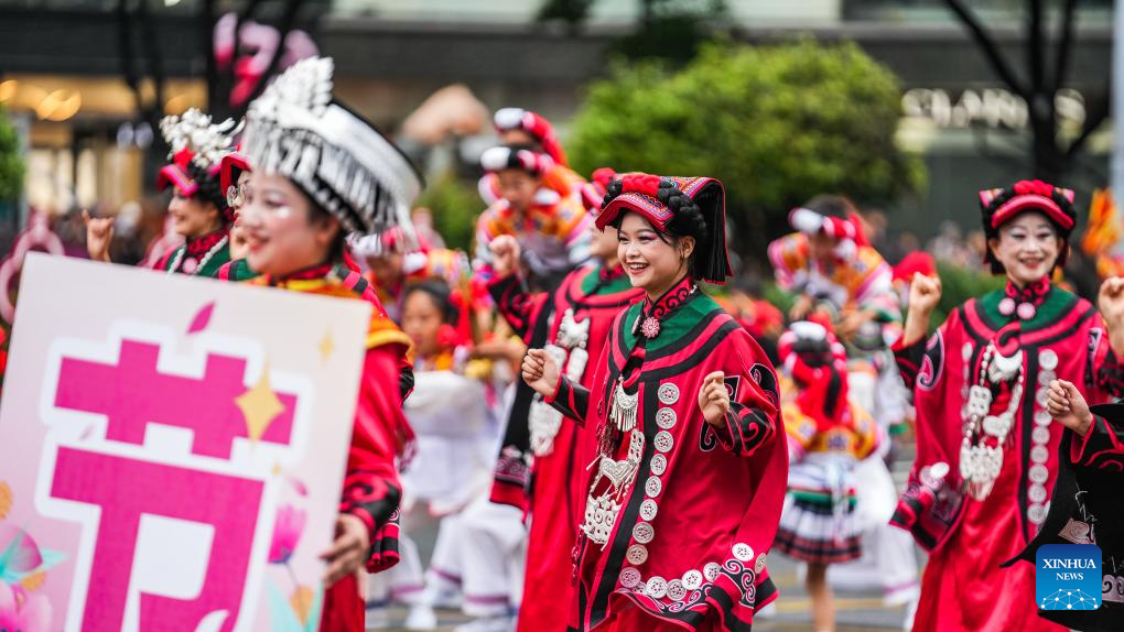 Perarakan Berkostum Etnik di Guiyang