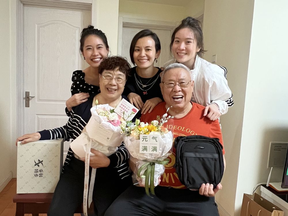 Zhou Xiyang dan suaminya Shang Zhi bersama murid-muridnya dari Malaysia. (Foto/Xinhua)