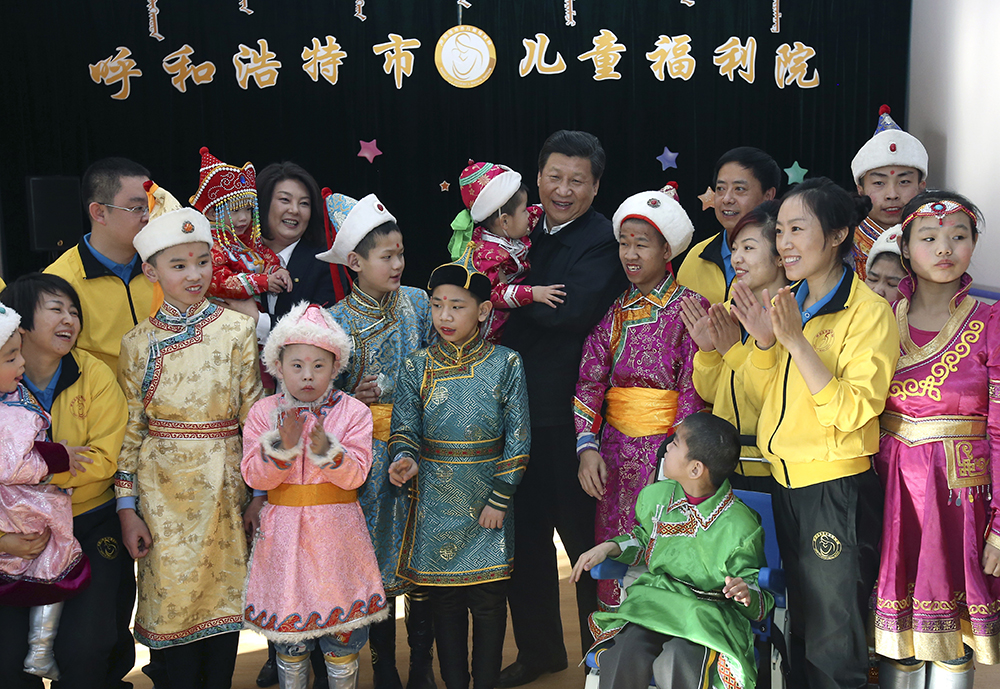 Presiden China, Xi Jinping melawat Rumah Kebajikan Kanak-kanak Hohhot, Wilayah Autonomi Mongolia Dalam di utara China, pada 28 Januari 2014. (Xinhua/Pang Xinglei)