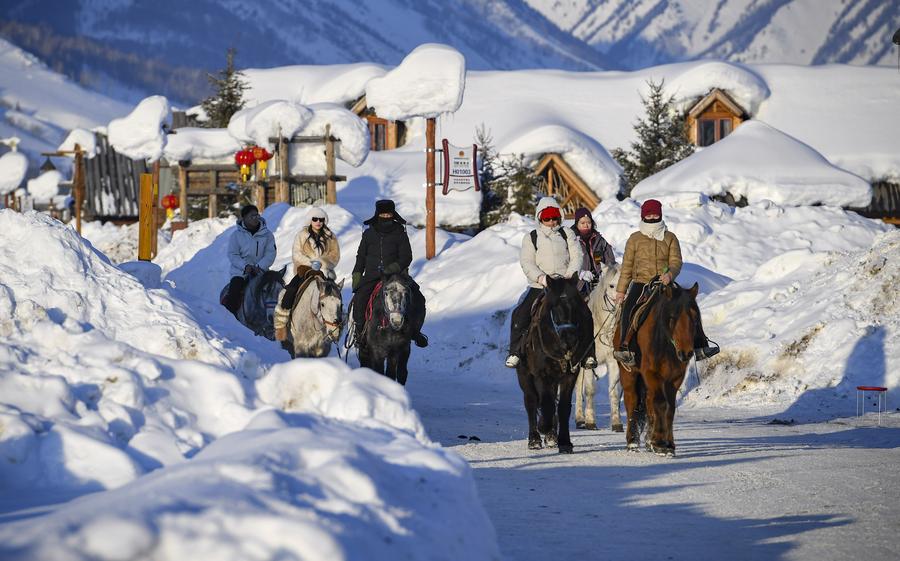 Pelancong menunggang kuda di Kampung Hemu, Altay, Wilayah Autonomi Uygur Xinjiang di barat laut China, 5 Februari 2024. (Xinhua/Ma Kai)