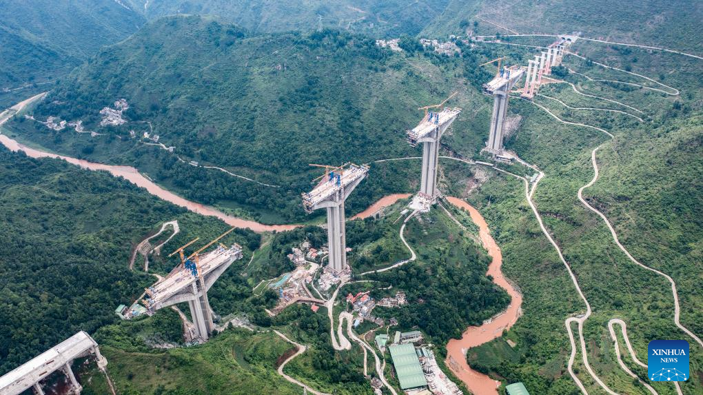 Foto dron bertarikh 17 Jun 2024 ini menunjukkan tapak pembinaan jambatan besar Liuzhi di Lebuh Raya Nayong-Qinglong di Liupanshui, provinsi Guizhou, barat daya China. Jambatan tersebut merentang sepanjang 2,023.5 meter. (Xinhua/Tao Liang)