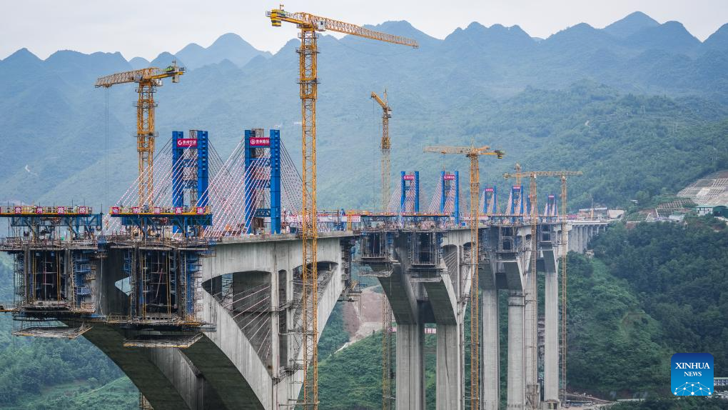 Foto dron bertarikh 17 Jun 2024 ini menunjukkan tapak pembinaan jambatan besar Liuzhi di Lebuh Raya Nayong-Qinglong di Liupanshui, provinsi Guizhou, barat daya China. Jambatan tersebut merentang sepanjang 2,023.5 meter. (Xinhua/Tao Liang)