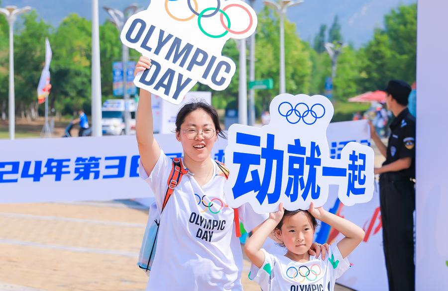 Penduduk dari Qingdao, Provinsi Shandong menyertai acara tempatan sempena Hari Olimpik pada 23 Jun, 2024. (foto/Xinhua)