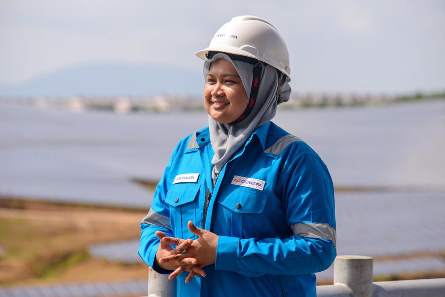 Noor Azie Syamira, kakitangan pentadbiran stesen kuasa fotovolta bergambar di Kuala Ketil, Malaysia pada 6 Jun 2024. (Foto oleh Chong Voon Chung/Xinhua)