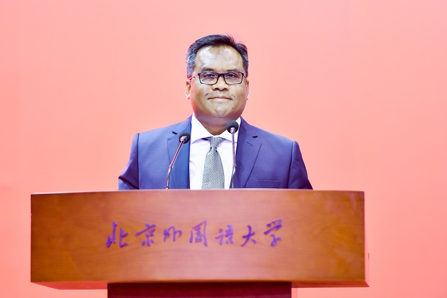 Duta Besar Malaysia ke China, Datuk Norman Muhamad menyampaikan ucapan sempena Majlis Konvokesyen Beijing Foreign Studies University (BFSU), di Beijing, China, hari ini. (Foto ihsan Kedutaan Besar Malaysia ke China)