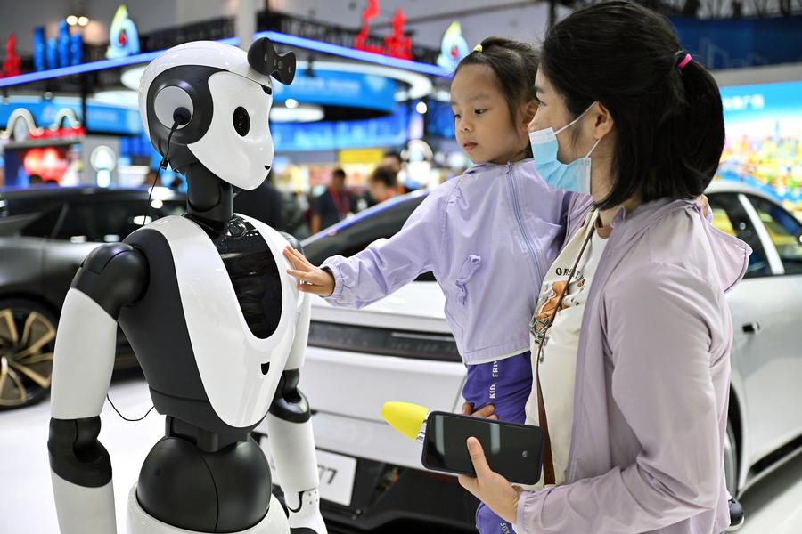 Seorang gadis berinteraksi dengan robot kecerdasan buatan (AI) di Ekspo Produk Pengguna Antarabangsa China (CICPE) keempat di Haikou, ibu kota Wilayah Hainan, selatan China, 15 April 2024. (Foto Xinhua/Guo Cheng)