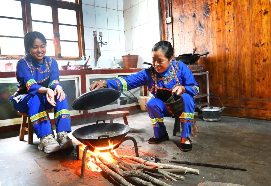 Penduduk kampung menyediakan teh minyak untuk tetamu di Kampung Bunong di Weijiang di Kaunti Longsheng, Wilayah Autonomi Guangxi Zhuang, selatan China, 26 Jun 2024. (Xinhua/Fang Zhe)