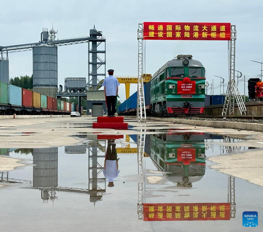 Foto yang diambil menggunakan telefon bimbit ini memperlihatkan kereta api pengangkut China-Eropah menuju ke Moscow yang berlepas dari hab logistik di Daerah Pinggu di Beijing, ibu negara China, 1 Julai 2024. (Xinhua/Zhao Xu)