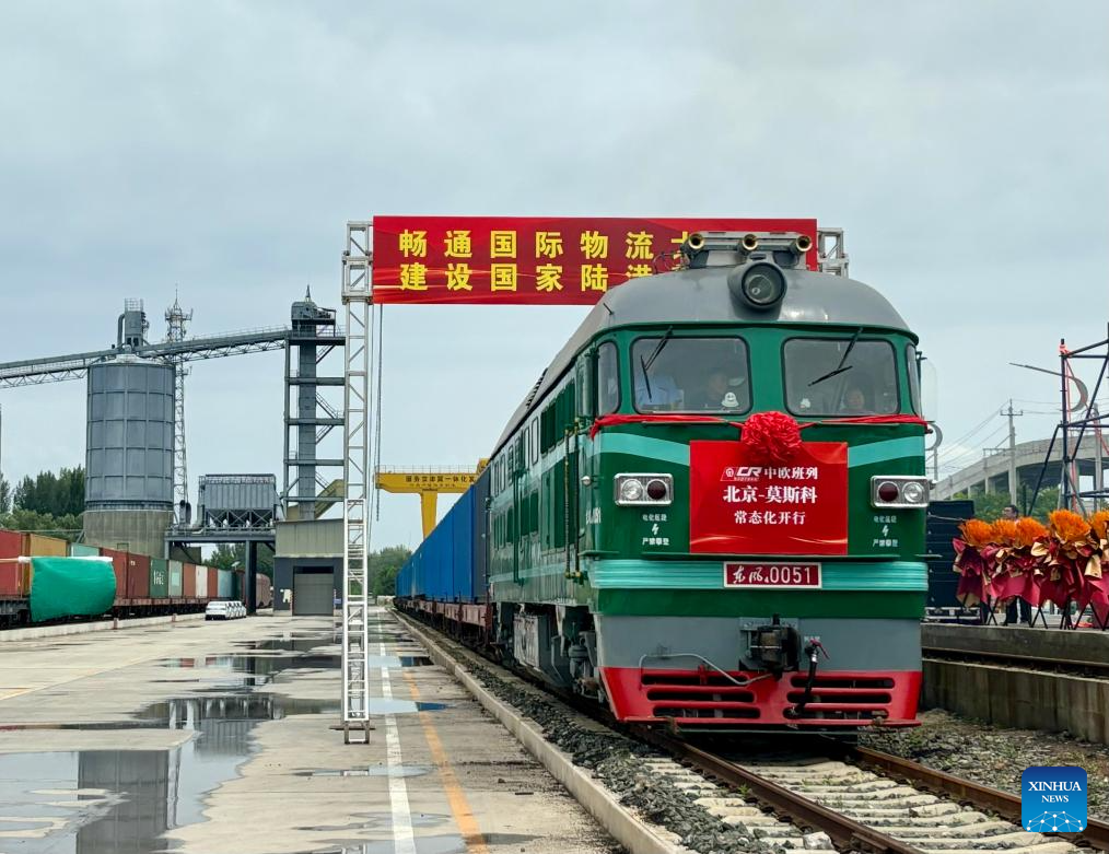 Foto yang diambil menggunakan telefon bimbit ini memaparkan kereta api pengangkut China-Eropah menuju ke Moscow berlepas dari hab logistik di Daerah Pinggu di Beijing, ibu negara China, 1 Julai 2024. (Xinhua/Zhao Xu)