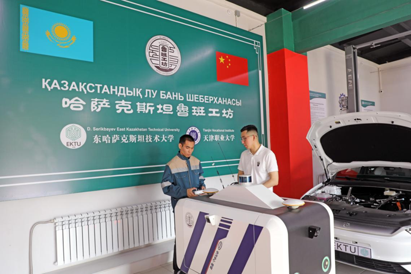 pembaikan automotif Bengkel Luban di Oskemen, Kazakhstan. Bengkel ini dibina bersama oleh Institut Vokasional Tianjin dan Universiti Teknikal Kazakhstan Timur D. Serikbayev dan memulakan operasi percubaan pada 9 Disember 2023. (Foto: Zhao Yipu/People’s Daily)