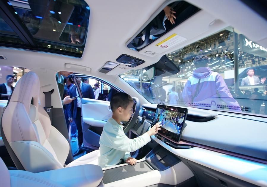 Seorang kanak-kanak merasai sendiri kenderaan tenaga baharu Lynk & Co di Pameran Automotif Antarabangsa Beijing 2024, di ibu negara China, 30 April 2024. (Xinhua/Zhang Chenlin)