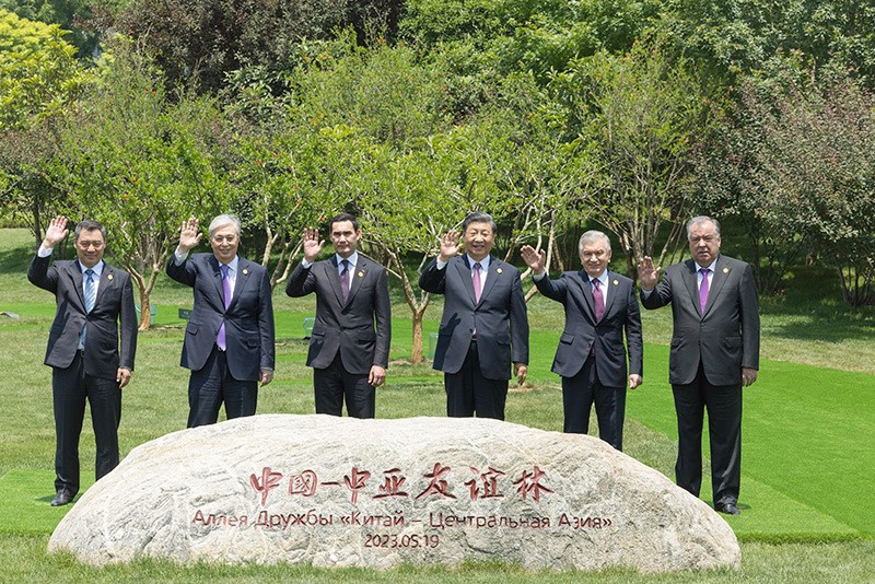 Presiden China, Xi Jinping dan lima ketua negara dari Asia Tengah menanam enam pokok delima yang melambangkan kerjasama dan ukhwah solidariti China-Asia Tengah selepas Kemuncak China-Asia Tengah pertama di Xi’an, Provinsi Shaanxi, barat laut China, pada 19 Mei 2023. (Foto Xinhua)