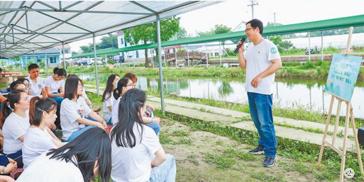 Gu Weijun (kanan) menyampaikan ilmu penstriman langsung e-dagang kepada petani di perbandaran Daqiao, daerah Nanhu, bandar Jiaxing, provinsi Zhejiang, timur China. (Foto/Wu Yuliang)