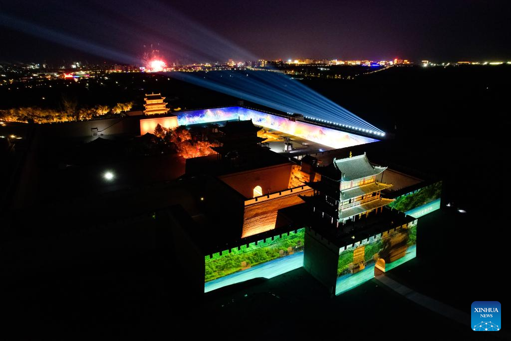 Foto yang diambil menggunakan dron pada 14 Julai 2024 ini memaparkan tembok kota purba yang menyerlah pada waktu malam di kawasan pemandangan Lintasan Jiayu di bandar Jiayuguan, provinsi Gansu, barat laut China. (Xinhua/Lang Bingbing)