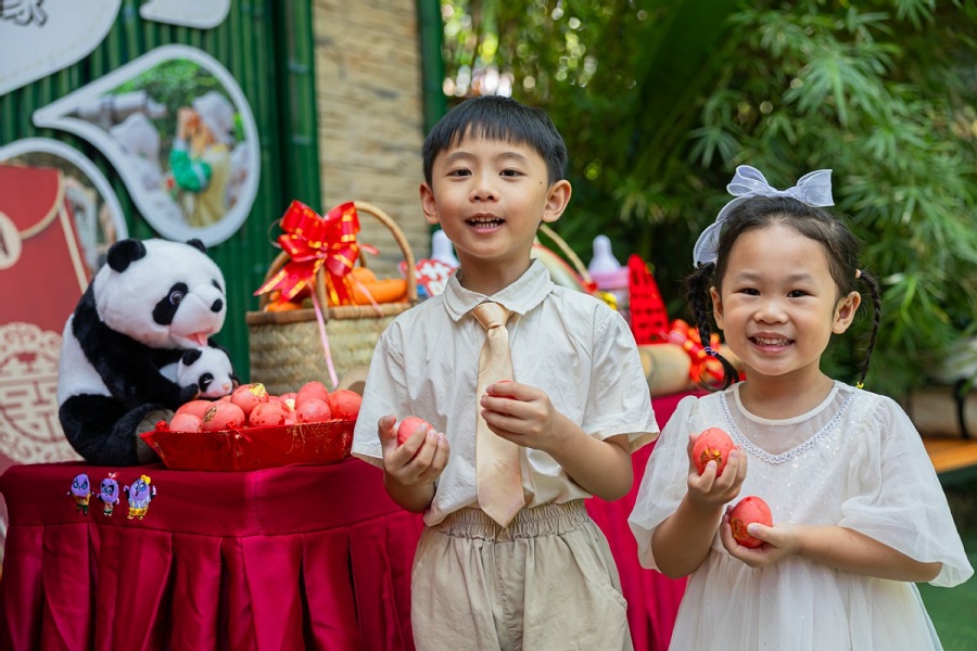 Genap Umur Setahun, Anak Panda Dirai Besar-besaran di Guangzhou