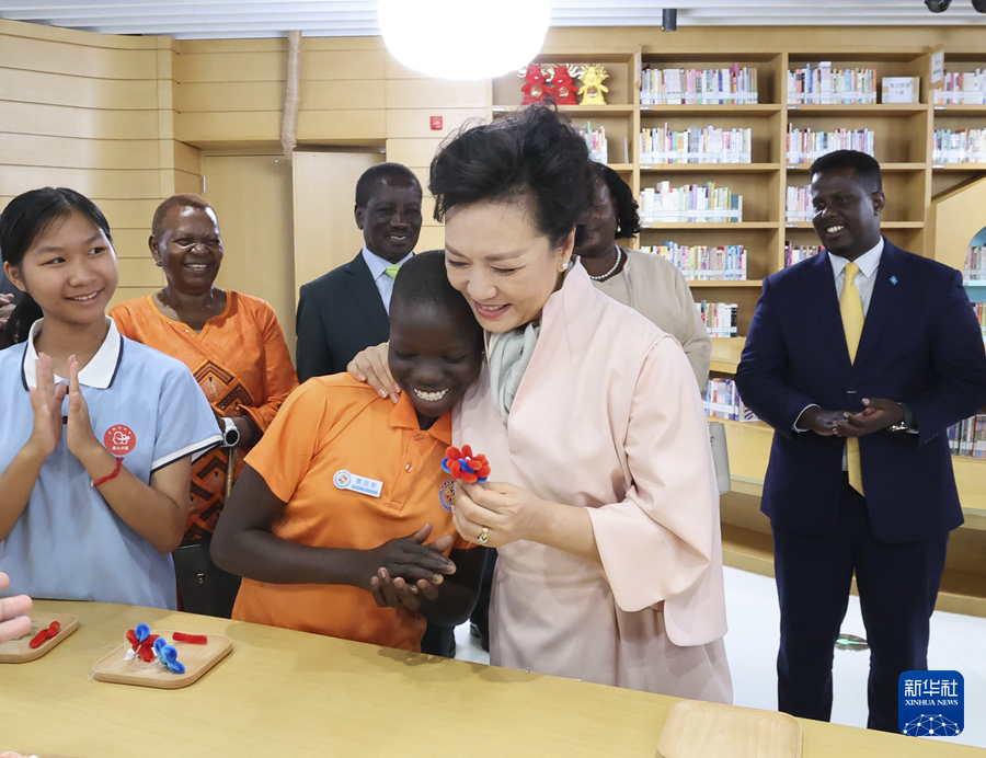 Peng Liyuan Hadiri Kem Musim Panas Kanak-kanak China, Afrika di Beijing