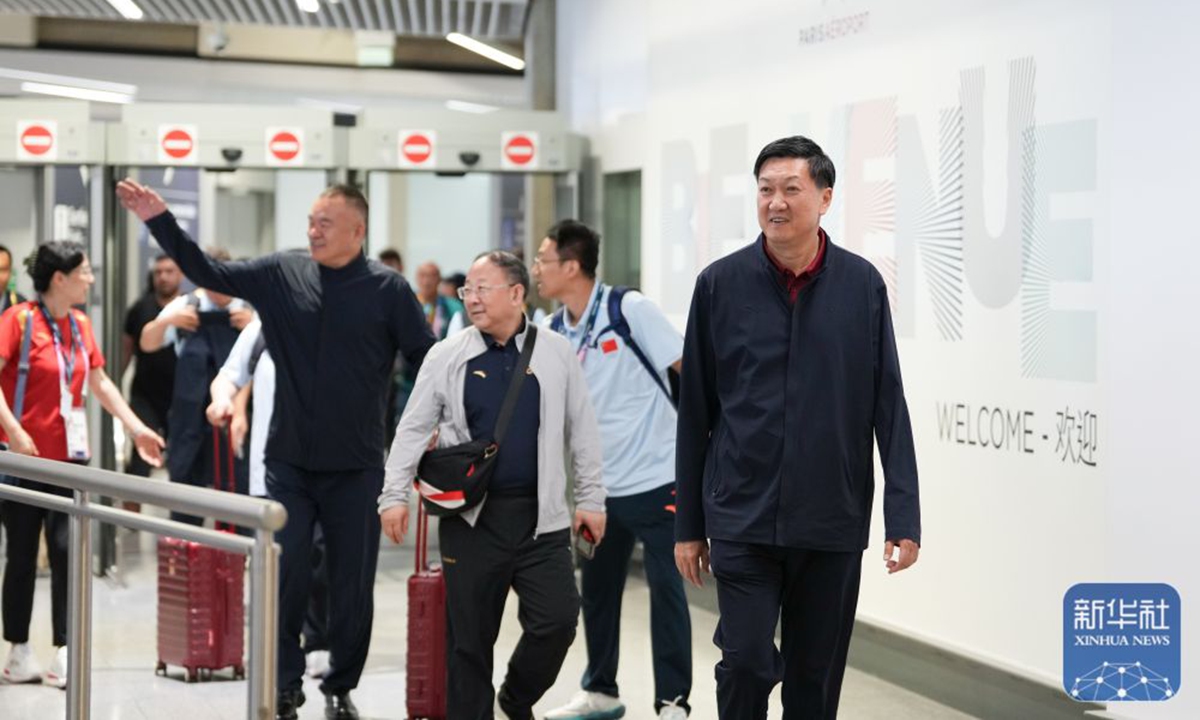 Pengarah Pentadbiran Am Sukan China, Gao Zhidan (pertama dari kanan), mengetuai  sepasukan pegawai Jawatankuasa Olimpik China yang mendarat di Lapangan Terbang Charles de Gaulle di Paris pada 22 Julai 2024. (Foto/ Xinhua)