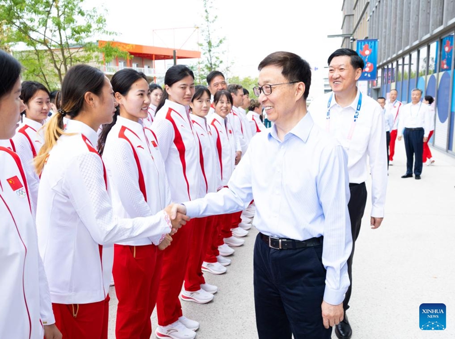 Foto Naib Presiden China merangkap Utusan Khas Presiden Xi Jinping ke upacara pembukaan Sukan Olimpik ke-33 di Paris, Han Zheng sedang melakukan lawatan di Perkampungan Olimpik untuk berjumpa dengan delegasi Olimpik dari China pada 25 Julai 2024. (Xinhua/Huang Jingwen