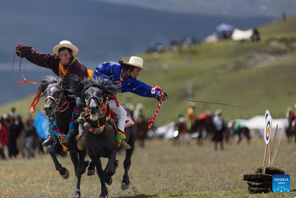 Seorang penunggang mempamerkan kebolehannya di sebuah balapan lumba kuda di Kaunti Litang, Wilayah Autonomi Tibet Garz, Provinsi Sichuan, barat daya China pada 30 Julai 2024. Satu acara lumba kuda membuka tirainya di Kaunti Litang pada Selasa, menarik penyertaan hampir 1,000 pengembala dari serata kaunti dalam pelbagai aktiviti. (Xinhua/Jiang Hongjing)