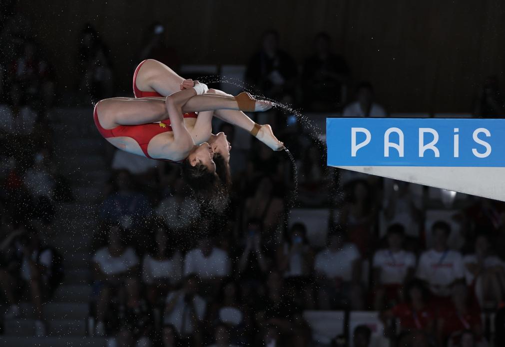 Aksi Chen Yuxi/Quan Hongchan dalam acara terjun platform 10 meter seirama kategori wanita di Sukan Olimpik Paris pada 31 Julai 2024. (Xinhua/Li Ying)