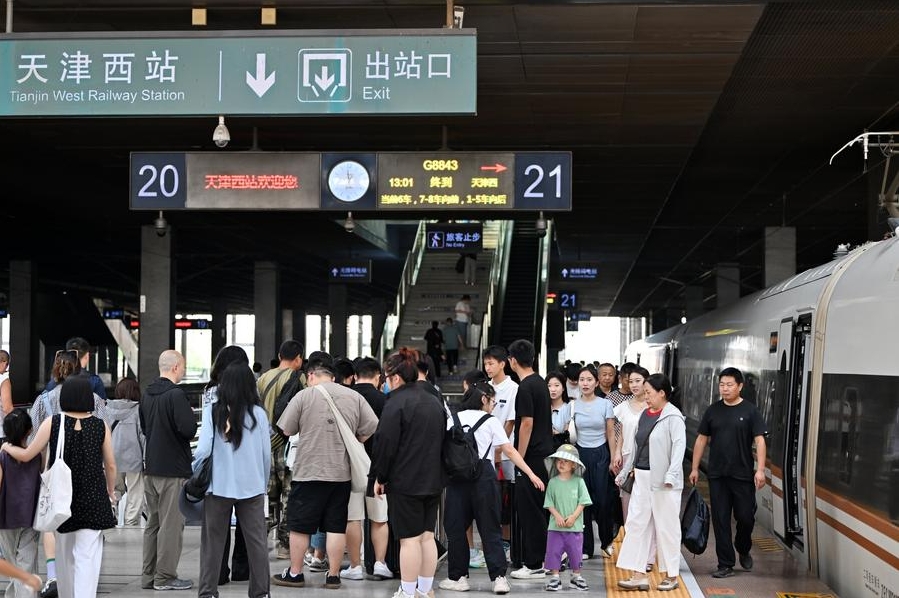 Foto penumpang di platfrom Stesen Kereta Api Barat Tianjin di utara China pada 6 Julai 2024. (Xinhua/Li Ran)