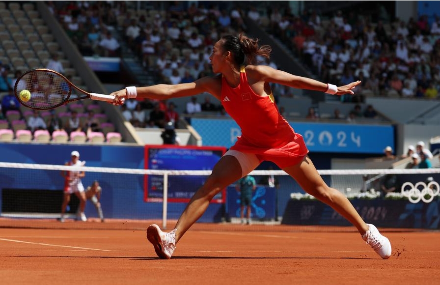 Aksi pemain tenis China, Zheng Qinwen semasa pusingan separuh akhir perseorangan wanita menentang Iga Swiatek dari Poland di Olimpik Paris pada 1 Ogos 2024. (Xinhua/Gao Jing)