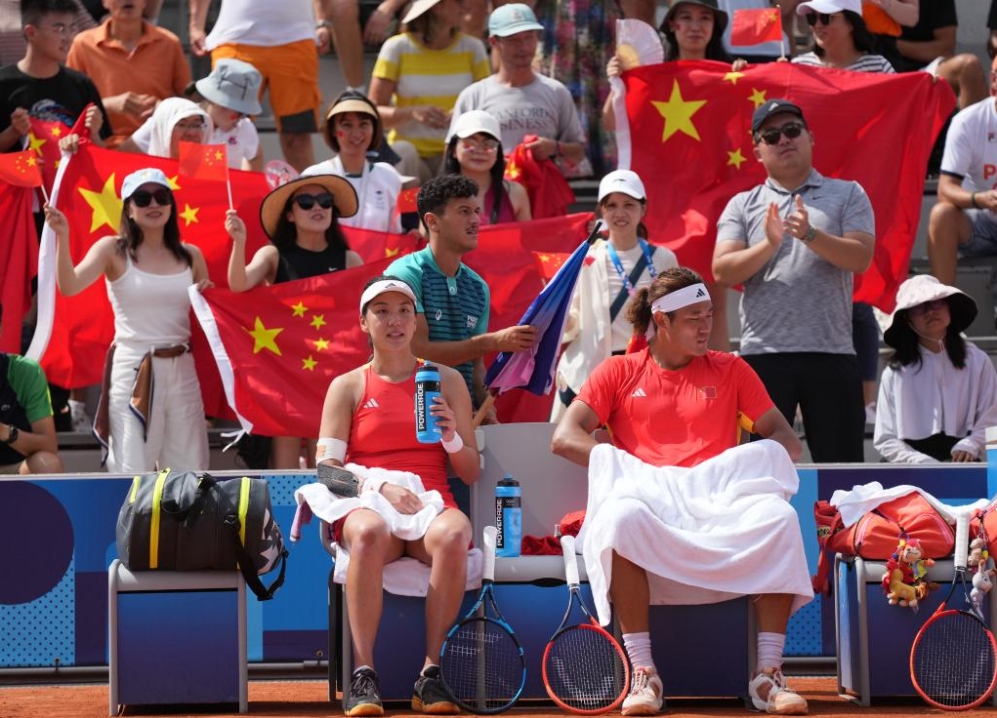 Foto pemain tenis China, Wang Xinyu (kiri)/Zhang Zhizhen (kanan) sedang berehat semasa pusingan separuh akhir kategori beregu campuran di Olimpik Paris, pada 1 Ogos 2024. (Xinhua/Wan Xiang)