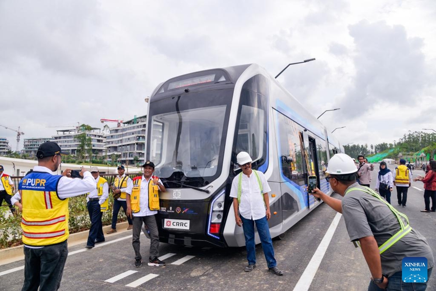 Orang ramai mengambil gambar di hadapan sistem Transit Aliran Rel Autonomi (ART) di Nusantara, ibu negara baharu Indonesia pada 13 Ogos 2024. (Xinhua/Xu Qin)