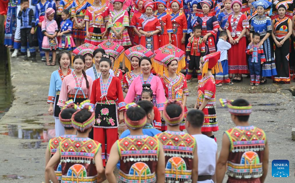 Penduduk kampung menyanyikan lagu-lagu rakyat dalam gaya panggilan-dan-balas di laluan batu di atas sungai di Perbandaran Wangdong di Kaunti Autonomi Rongshui Miao di Wilayah Autonomi Guangxi Zhuang, selatan China, 18 Ogos 2024. Sejak beberapa tahun mutakhir, Perbandaran Wangdong telah memanfaatkan sumber airnya yang banyak untuk menggalakkan daya hidup luar bandar. Disokong oleh "bantuan berpasangan" dari Bandar Lianjiang di Provinsi Guangdong, perbandaran itu berjaya menganjurkan pertandingan sukan air, nyanyian duet lagu gunung dan aktiviti bertemakan warisan budaya tidak ketara di sekolah. Inisiatif ini bertujuan untuk membina jenama "budaya air" dan memajukan pembangunan pelancongan budaya etnik. (Xinhua/Huang Xiaobang)