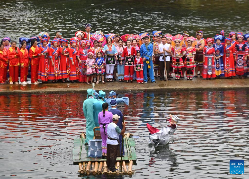 Penduduk kampung mengadakan persembahan luar di Perbandaran Wangdong di Kaunti Autonomi Rongshui Miao di Wilayah Autonomi Guangxi Zhuang, selatan China, 18 Ogos 2024. Sejak beberapa tahun mutakhir, Perbandaran Wangdong telah memanfaatkan sumber airnya yang banyak untuk menggalakkan daya hidup luar bandar. Disokong oleh "bantuan berpasangan" dari Bandar Lianjiang di Provinsi Guangdong, perbandaran itu berjaya menganjurkan pertandingan sukan air, nyanyian duet lagu gunung dan aktiviti bertemakan warisan budaya tidak ketara di sekolah. Inisiatif ini bertujuan untuk membina jenama "budaya air" dan memajukan pembangunan pelancongan budaya etnik. (Xinhua/Huang Xiaobang)